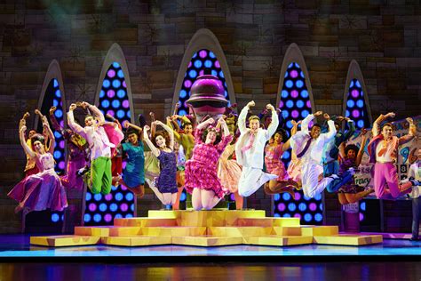 Hairspray! Un musical esplosivo di gioia, colore e ribellione contro le ingiustizie sociali!