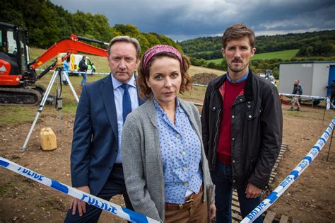 Broadchurch: Un piccolo villaggio sconvolto da un delitto inspiegabile e una coppia di detective pronti a tutto per trovare la verità!